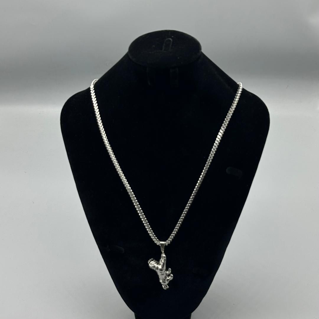 Silver Necklace with Eye-Catching Pendant – Trendy Jewelry for Men and Women Silver Necklace with Eye-Catching Pendant – Trendy Jewelry for Men and Women